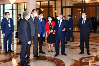 Фотография к новости: Елбасы посетил Казахский музыкально-драматический театр имени Куанышбаева