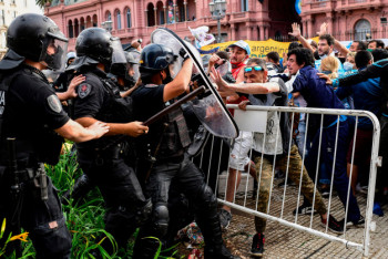 Фотография к новости: Прощание с Марадоной в Аргентине обернулось беспорядками