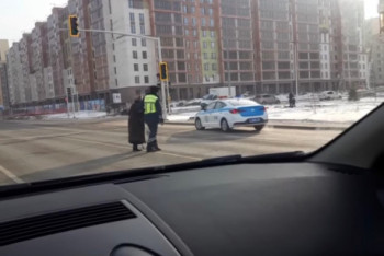 Фотография к новости: Видео дня: патрульный остановил движение и перевел бабушку через дорогу в Нур-Султане