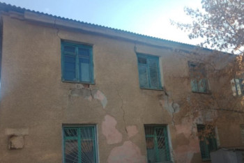 Фотография к новости: Жильцы аварийного дома в Кентау отказываются съезжать в арендные квартиры