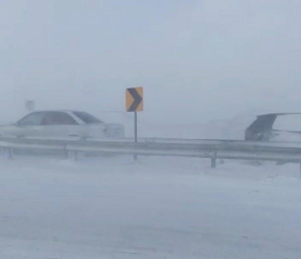 В снежном плену остались автомобилисты на трассе в Жамбылской области