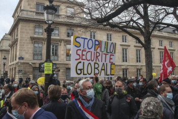 Фотография к новости: Беспорядки начались на акции протеста в Париже