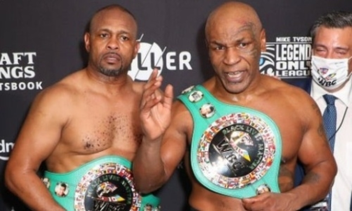 Майк Тайсон и Рой Джонс получили по специальному поясу после боя