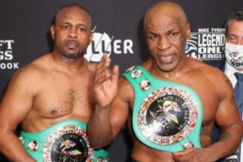 Фотография к новости: Майк Тайсон и Рой Джонс получили по специальному поясу после боя