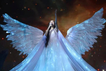 Фотография к новости: Ангельское платье Каракат для "Детского Евровидения" весило 20 килограммов