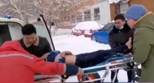 Реанимация на снегу: Полицейский спас человека из горящего общежития в Нур-Султане
