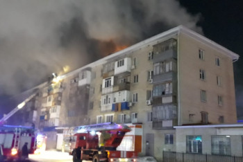 Фотография к новости: 200 человек эвакуировали из-за возгорания крыши многоэтажки в Актобе