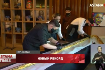 Фотография к новости: Рекордный 30-метровый хот-дог приготовили в Нур-Султане