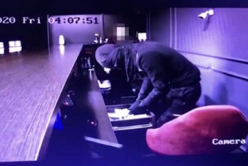 Фотография к новости: Дерзкое ограбление букмекерской конторы попало на видео в Шу