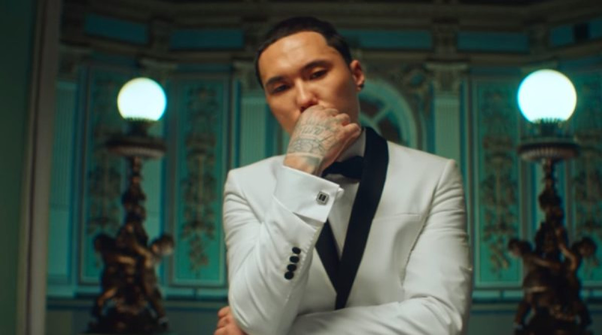 кадр из видео: Скриптонит – Вечеринка/Jillzay ft. KolyaOlya – Бар - Две лесбухи