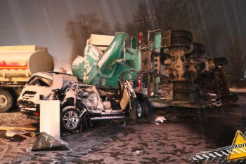 Фотография к новости: Бетономешалка опрокинулась на Toyota и задавила насмерть двух человек под Алматы