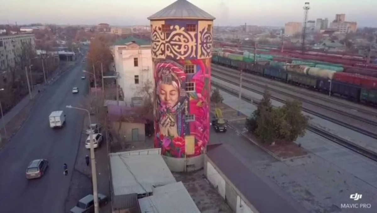 Мурал на столетней водонапорной башне нарисовали в Шымкенте