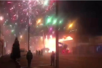 Фотография к новости: Пожар с фейерверком: павильон с пиротехникой загорелся в России