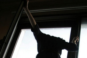 Фотография к новости: Девушка пыталась спрыгнуть с седьмого этажа следом за мужчиной в Актау