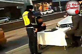 Фотография к новости: Пранкеры играли в шахматы посреди дороги в Алматы