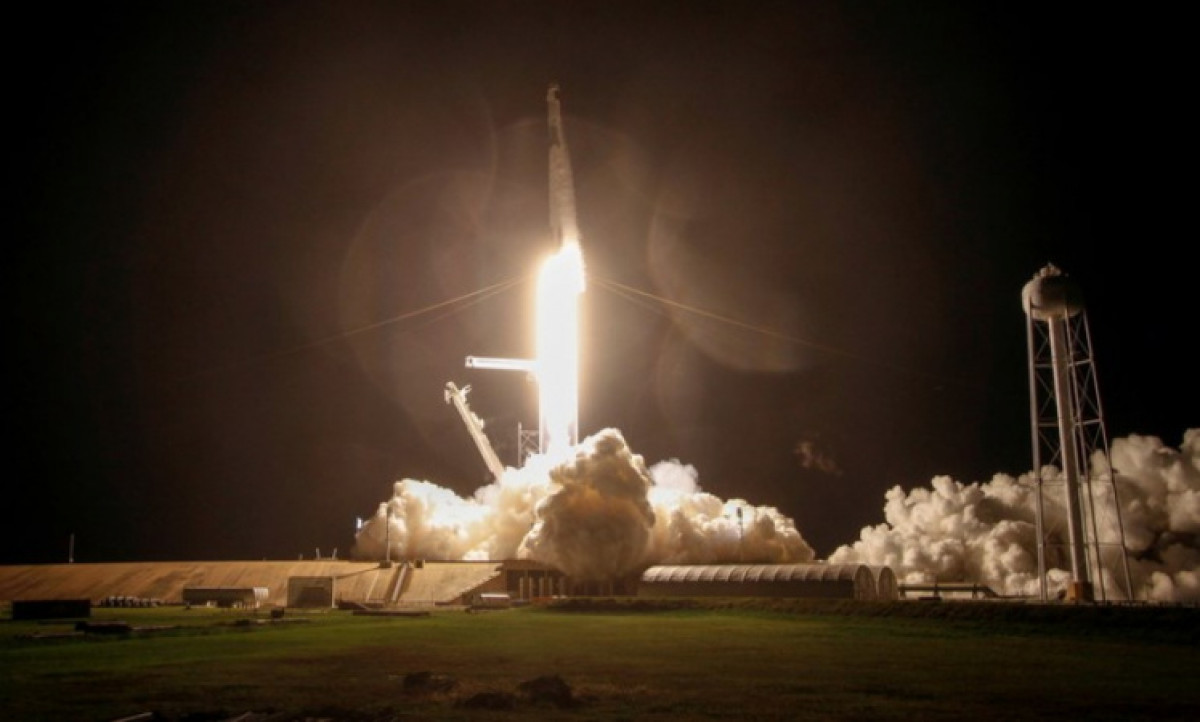 Ракета Falcon 9 с грузовым кораблем Dragon стартовала во Флориде