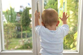 Фотография к новости: 105 детей выпали из окон с начала года в Казахстане