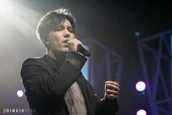 Фотография к новости: Димаш Кудайберген выступил на "Песне года" в Москве