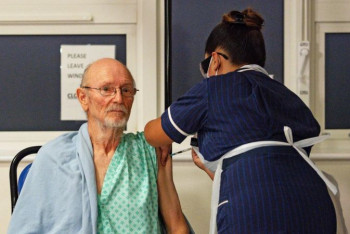 Фотография к новости: Уильям Шекспир стал первым привитым от COVID-19 мужчиной в Британии