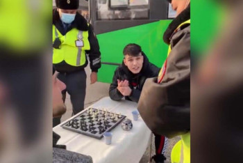 Фотография к новости: Пранкеров-шахматистов арестовали в Алматы