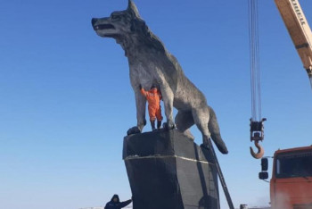 Фотография к новости: Гигантскую скульптуру волка установили в Улытау