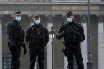 Фотография к новости: Никаких справок о девственности и религиозных школ — Франция примет новый закон