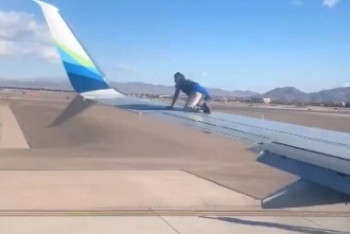 Фотография к новости: Мужчина пытался улететь из Лас-Вегаса на крыле самолета