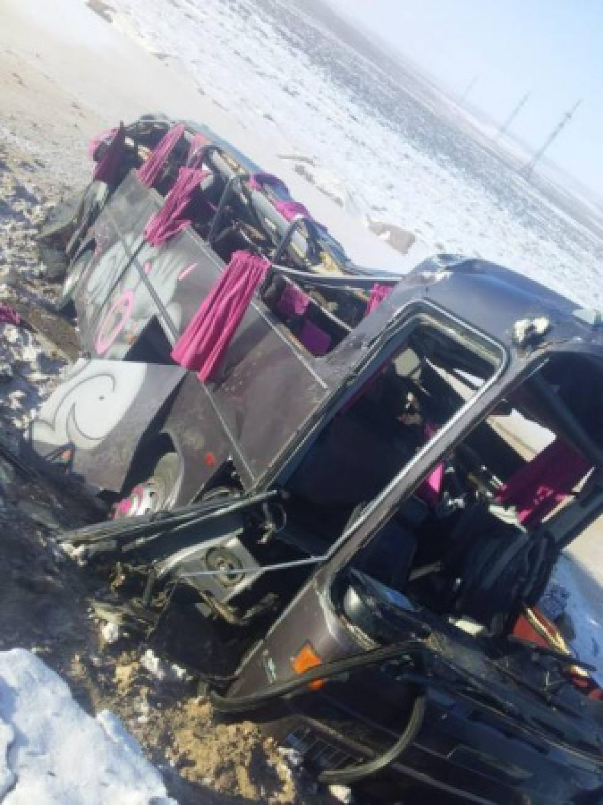 Пассажирский автобус опрокинулся в Карагандинской области