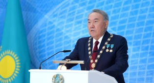 Елбасы наградил Мамина, Акишева и Баталова