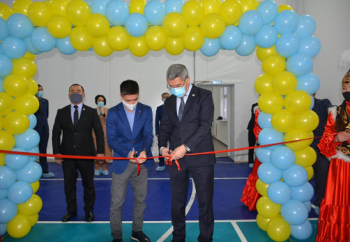 Фотография к новости: Чемпион Азиатских игр подарил юным акмолинцам боксерский ринг