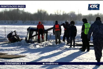 Фотография к новости: Трактор ушел под лед в центральном парке Караганды