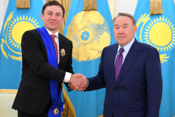 Фотография к новости: Елбасы поздравил Головкина с победой