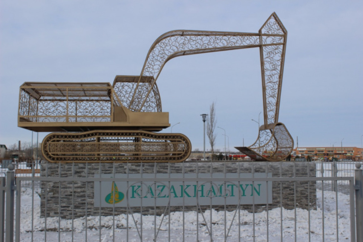 Сквер и инсталляцию в форме экскаватора подарили жителям в Акмолинской области