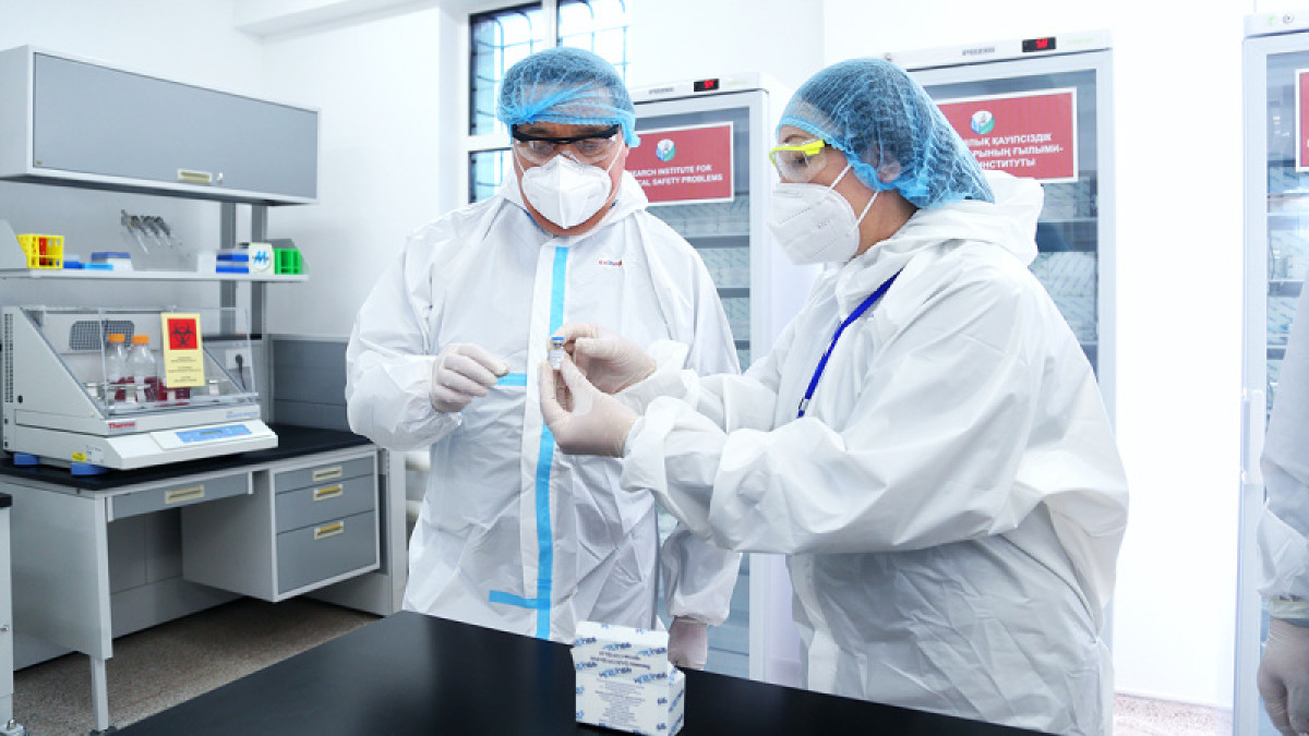Казахстанцев начали прививать отечественной вакциной от коронавируса