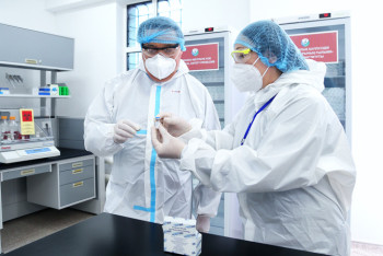 Фотография к новости: Казахстанцев начали прививать отечественной вакциной от коронавируса