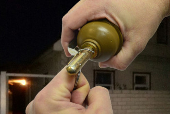 Фотография к новости: Угрожавшего взорвать гранату в Тбилиси мужчину задержали