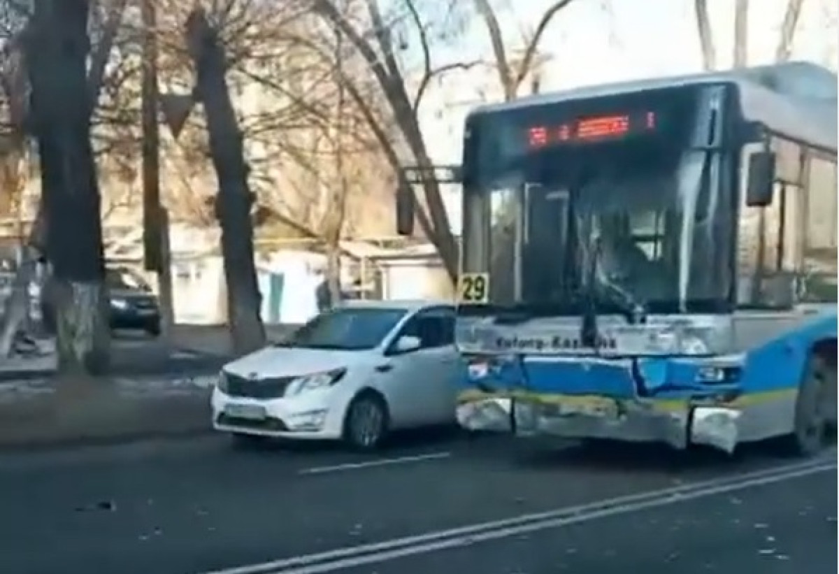 Автомобиль въехал в автобус в Алматы: пострадали шесть человек