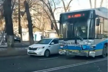 Фотография к новости: Автомобиль въехал в автобус в Алматы: пострадали шесть человек