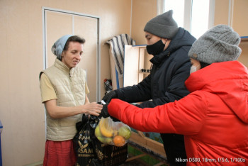 Фотография к новости: Акмолинский предприниматель дарил подарки горожанам