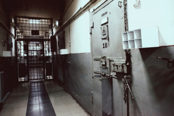 Фотография к новости: Подозреваемый в изнасиловании повесился в СИЗО Сатпаева: руководство учреждения наказали