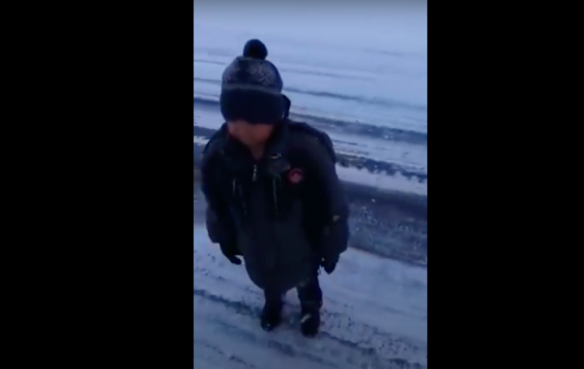 Полиция занялась делом ребенка, оставленного на трассе в Алматинской области