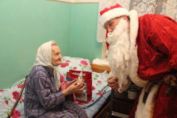 Фотография к новости: Волонтеры подарят новогодние презенты одиноким пенсионерам в Алматы