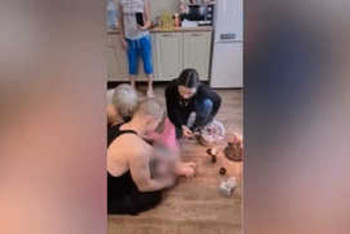 Фотография к новости: Финалистка "Битвы экстрасенсов" ужаснула Сеть "изгнанием бесов" из маленькой девочки