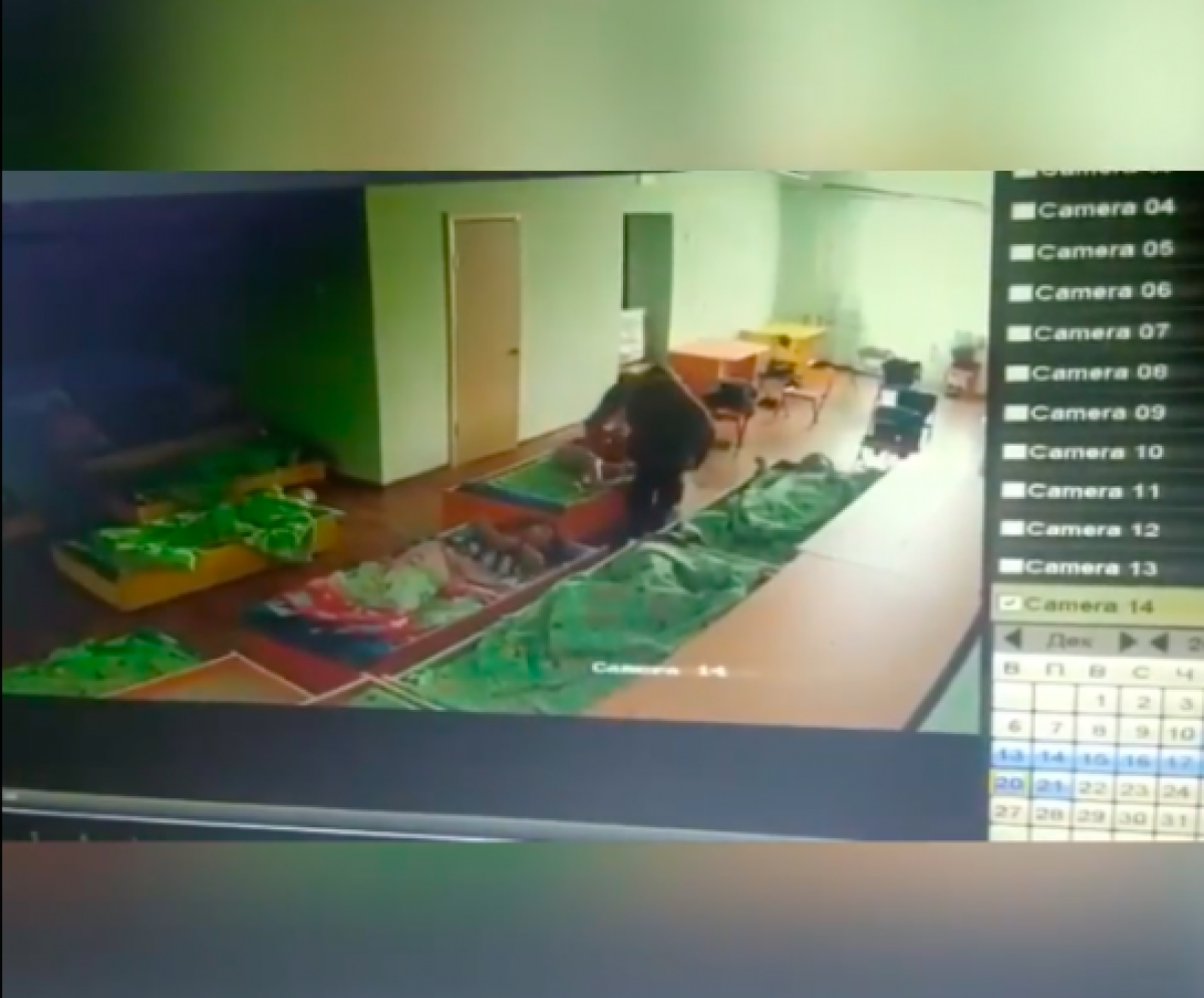 Видео жестокого обращения с детьми в мини-центре Щучинска попало в Сеть
