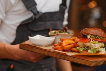 Передвижным бургерным и "донеркам" разрешили работать круглосуточно в Алматы