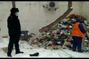 Фотография к новости: Несколько грузовиков мусора вывезли из квартиры жителя Нур-Султана