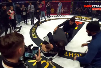 Фотография к новости: Массовую драку на турнире в Москве разнимала полиция