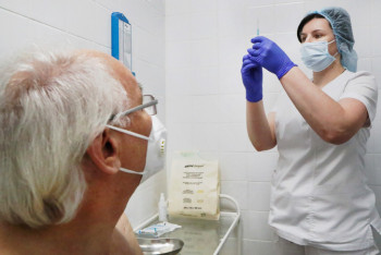 Фотография к новости: В России одобрили применение вакцины "Спутник V" для пожилых