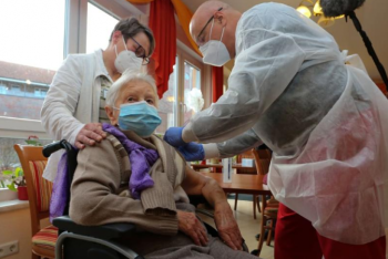 Фотография к новости: 101-летней женщине в Германии сделали первую прививку от коронавируса