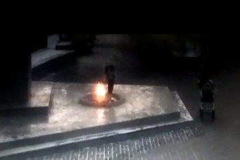 Фотография к новости: Дети потушили Вечный огонь, закидав его снежками